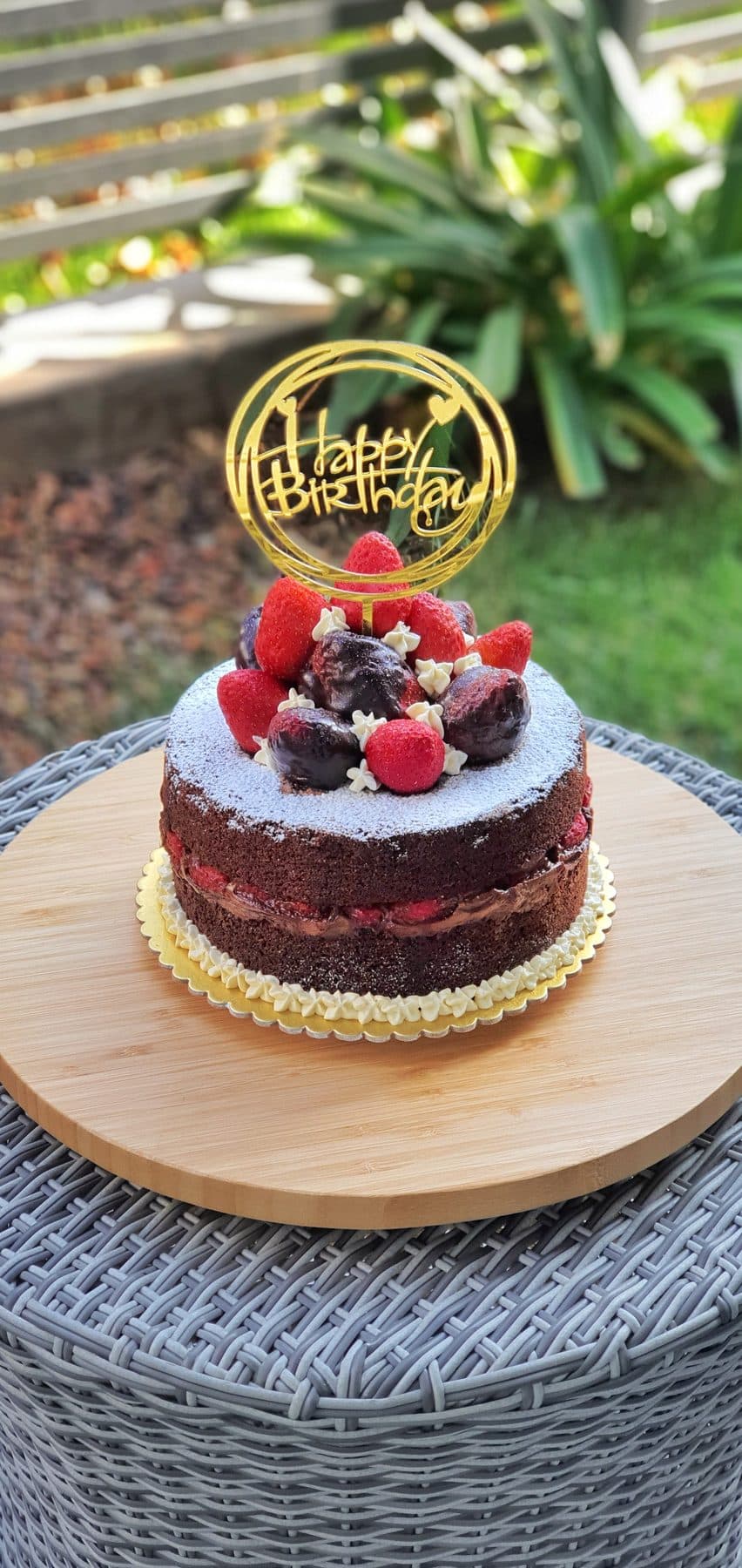 Tarta naked cake de buttercream con frutos rojos