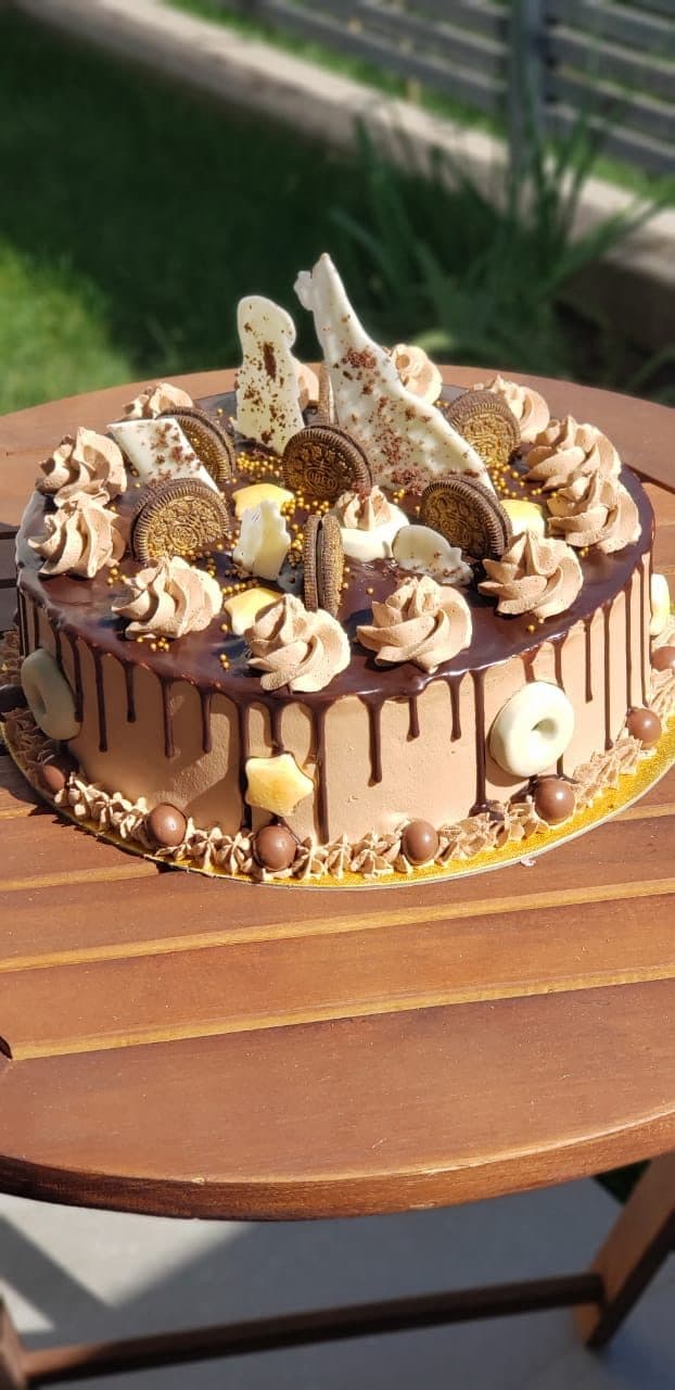 Tarta de buttercream de chocolate con drip y galletas Oreo