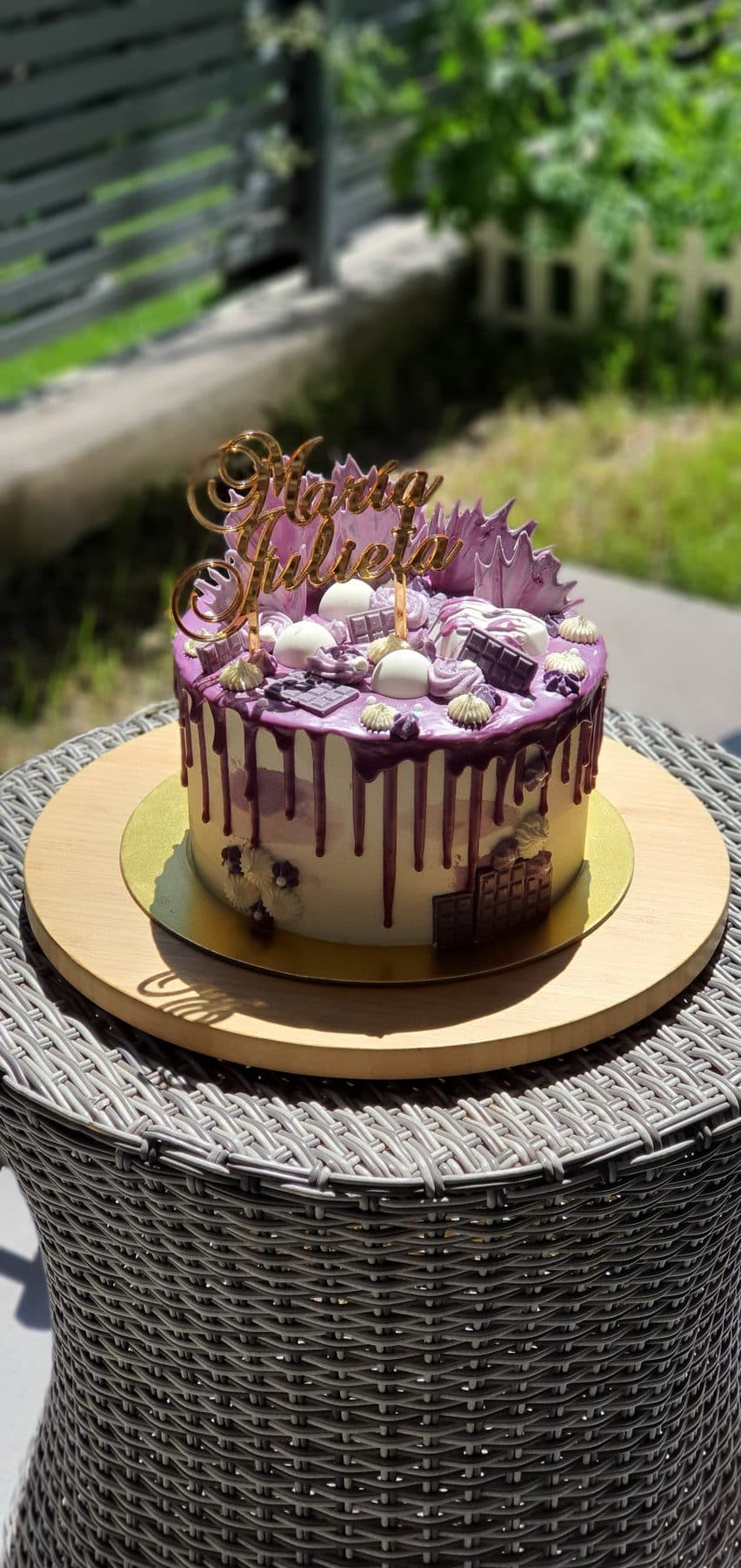 Tarta de buttercream morado con drip de chocolate