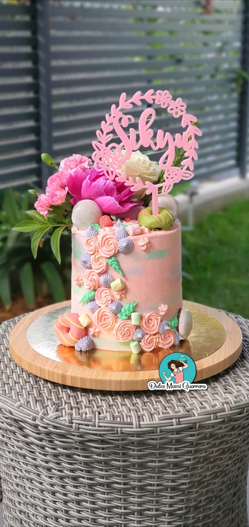 Tarta de buttercream texturizado con flores frescas