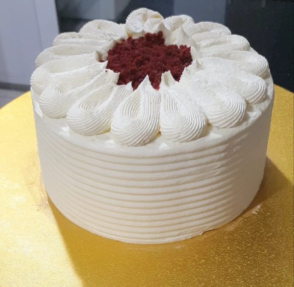 Tarta de buttercream red velvet con acabado blanco minimalista