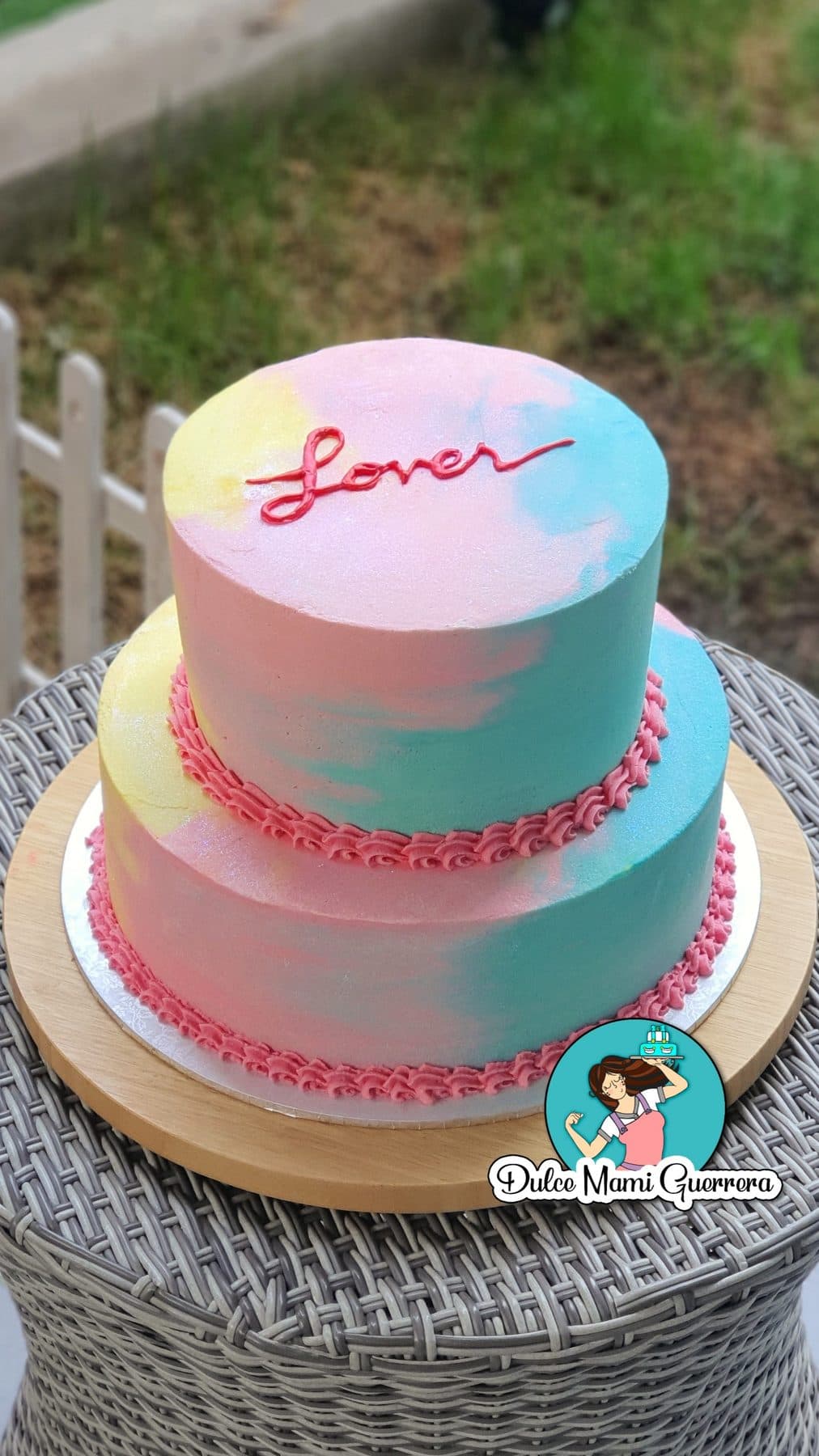 Tarta de buttercream con efecto tie-dye en tonos pastel