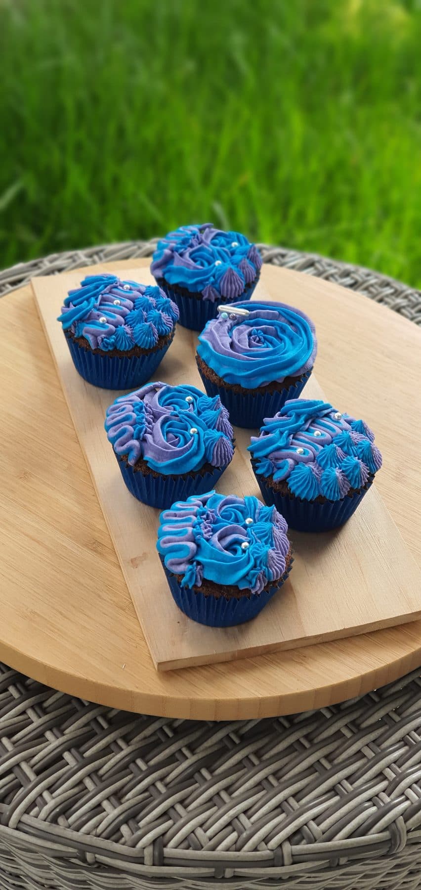 Cupcakes con rosetones azules y morados