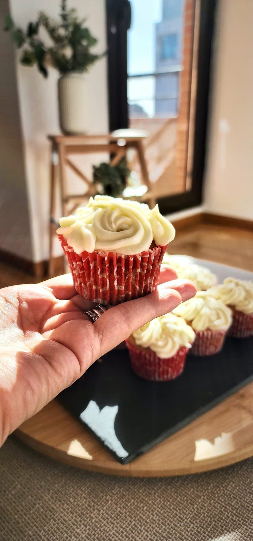 Cupcake de red velvet con frosting de queso crema