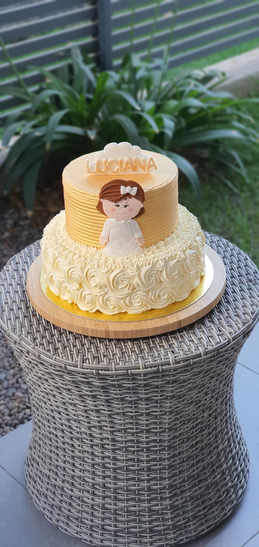 Tarta de dos pisos para comunión con figura infantil en fondant
