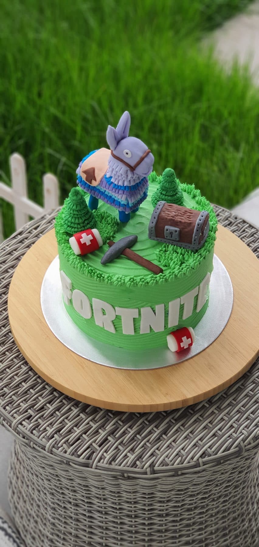 Tarta temática de Fortnite con llama de fondant