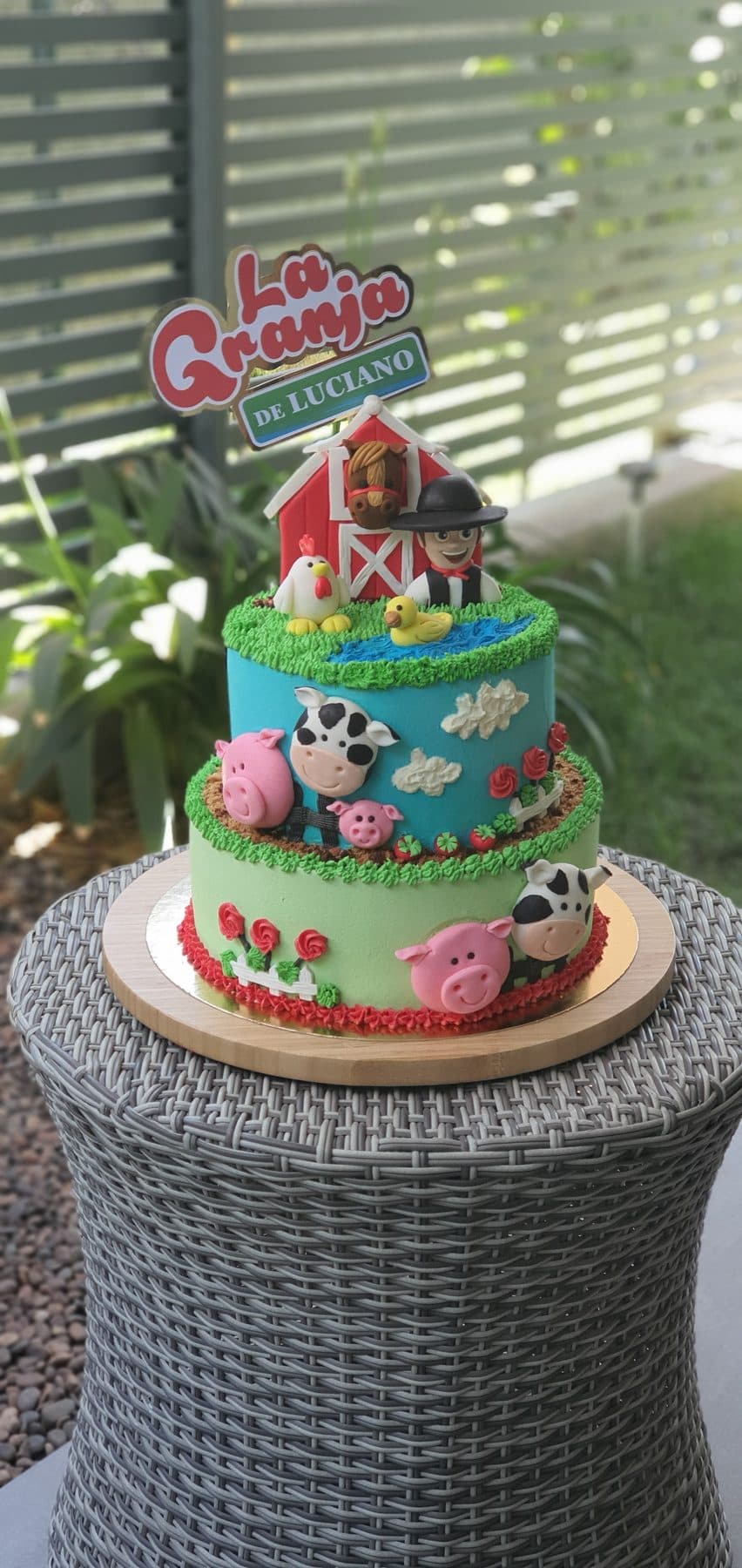 Tarta de dos pisos temática de granja con animales en fondant