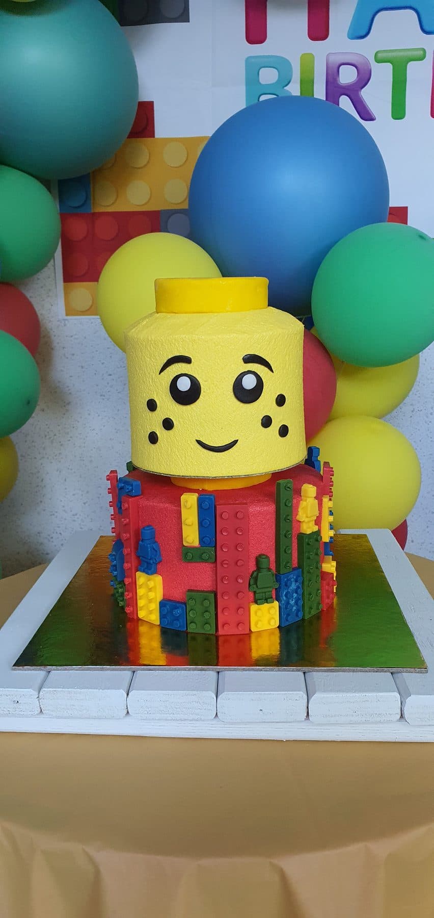 Tarta con cabeza de minifigura Lego en fondant