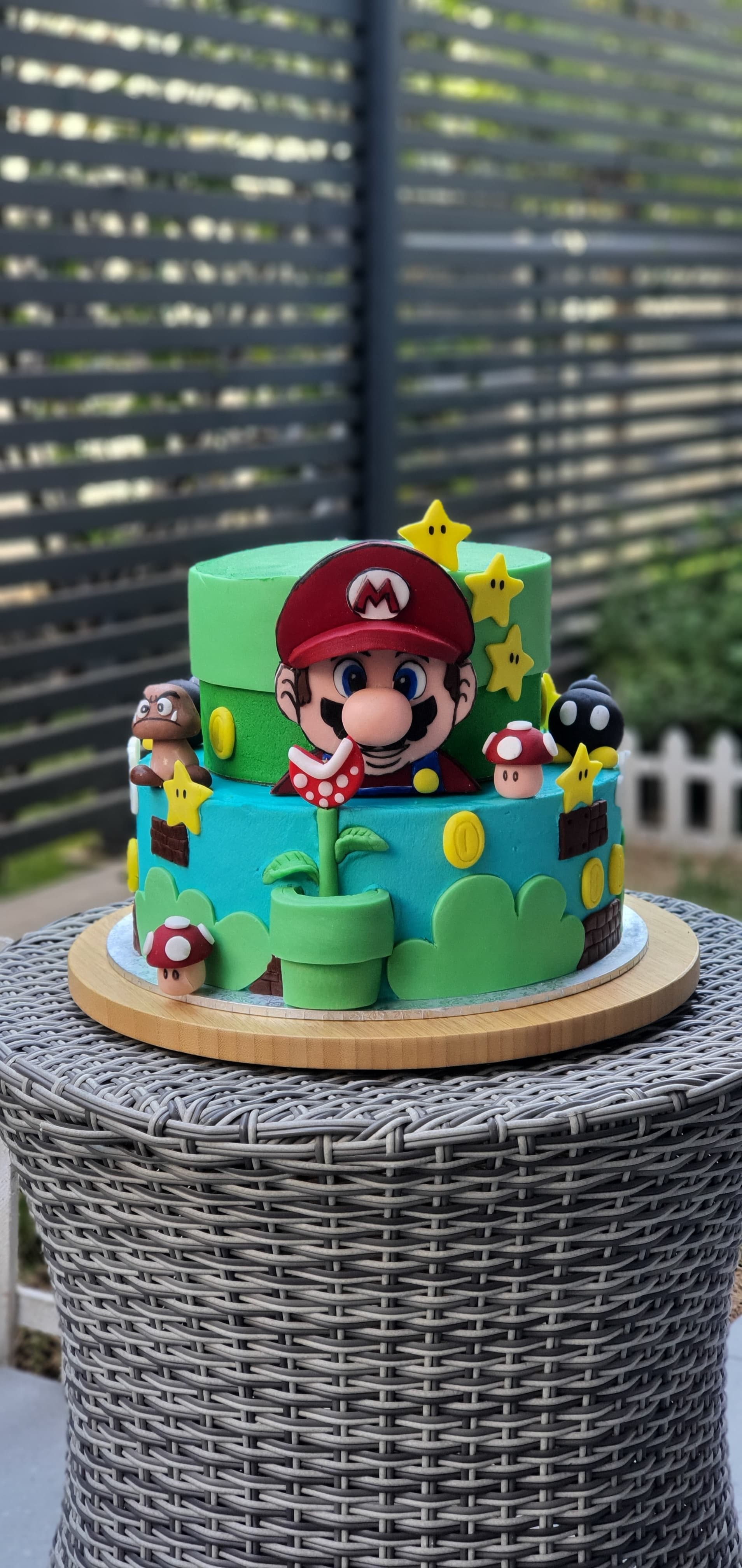Tarta temática de Super Mario Bros de dos pisos, acabado en fondant