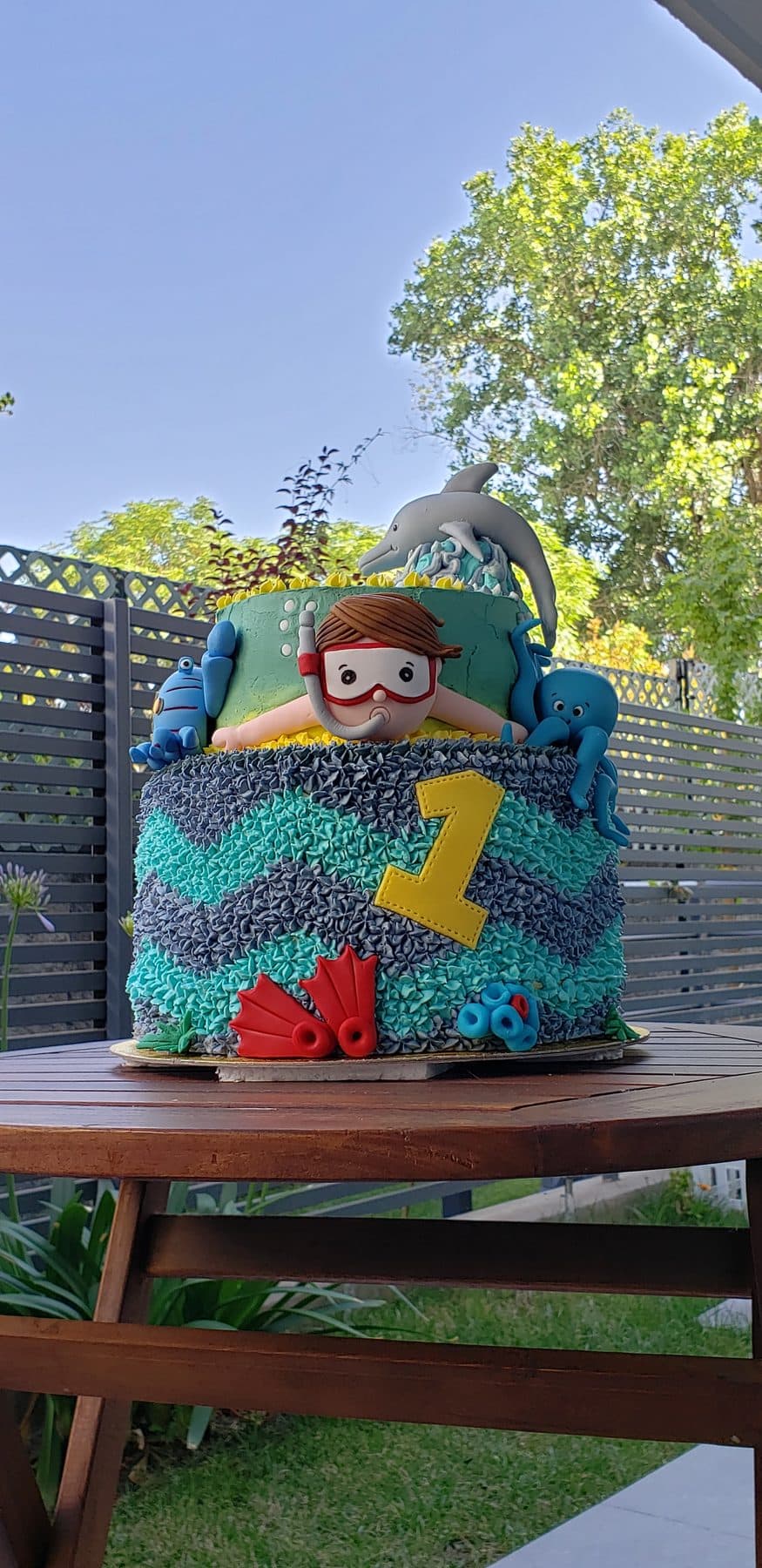 Tarta temática del océano con buceador y pulpo en fondant