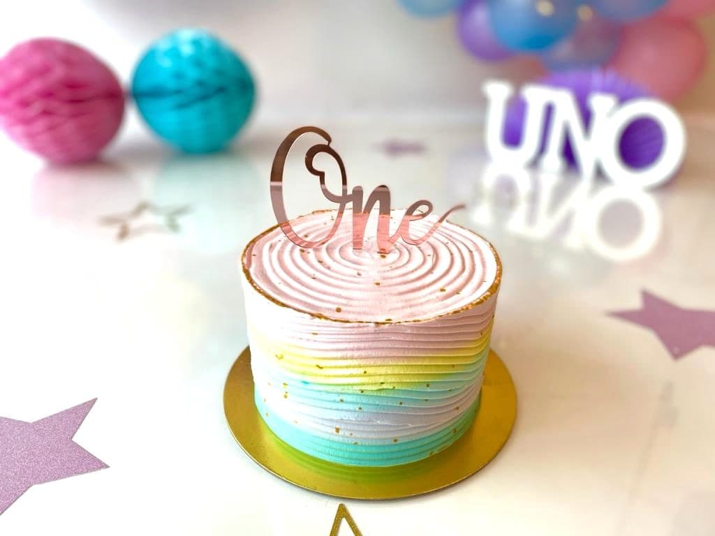 Tarta de buttercream arcoíris para primer cumpleaños