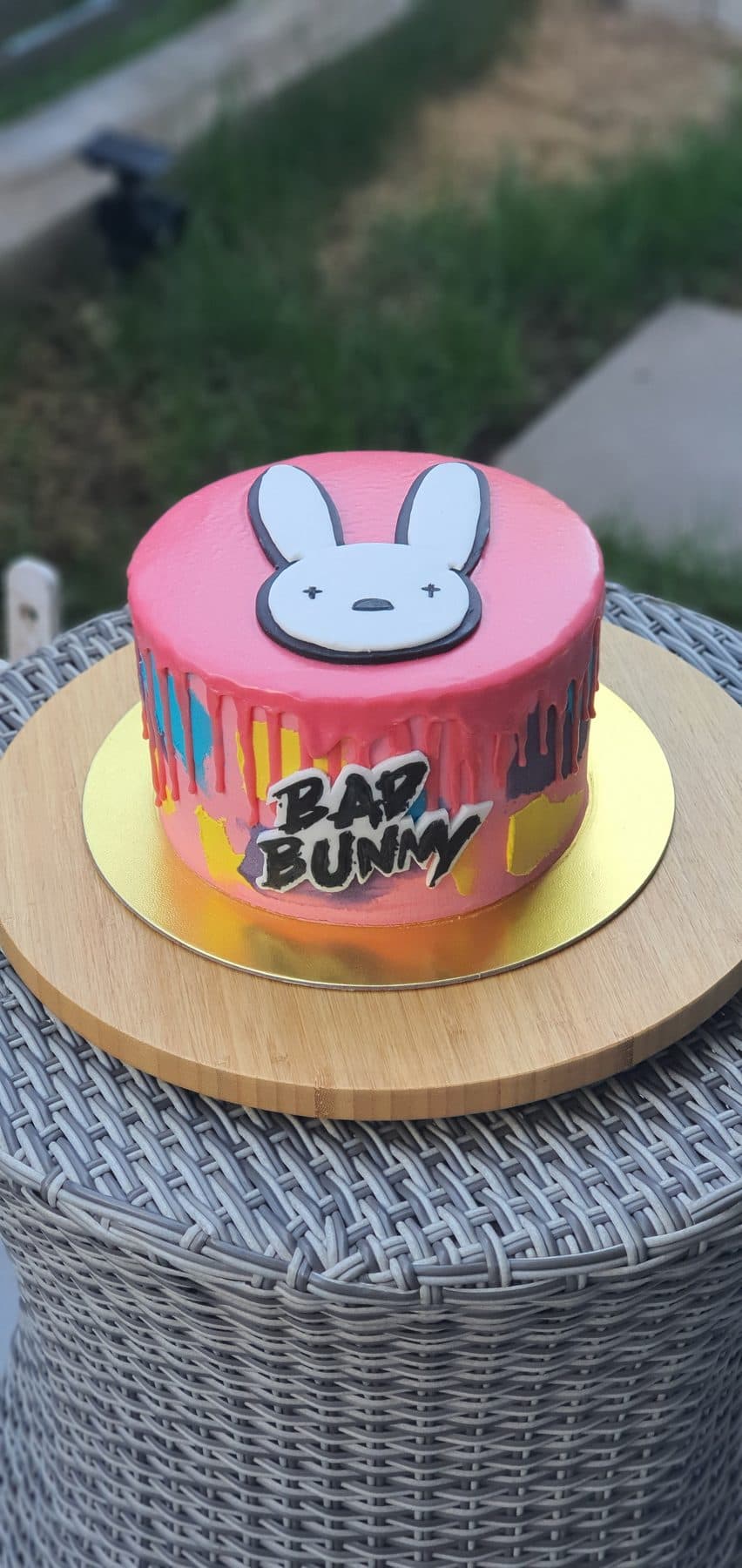 Tarta inspirada en Bad Bunny con estilo grafiti en fondant