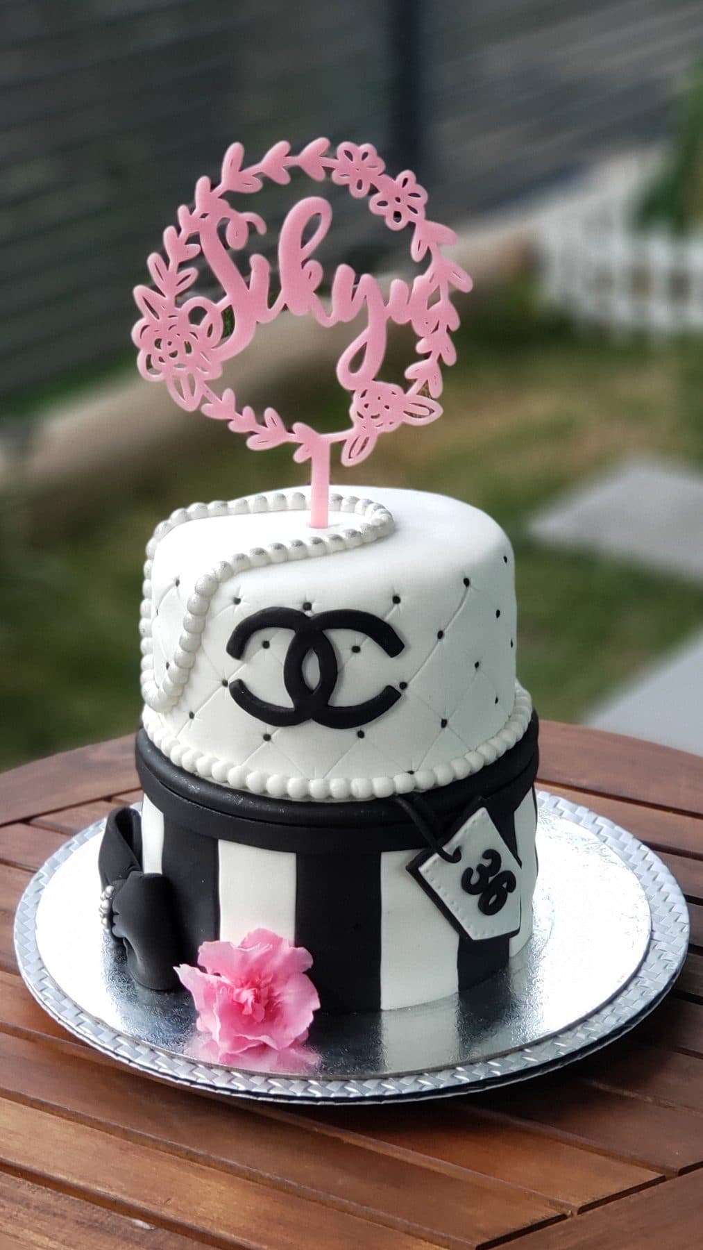Tarta elegante inspirada en marca de moda, fondant blanco y negro
