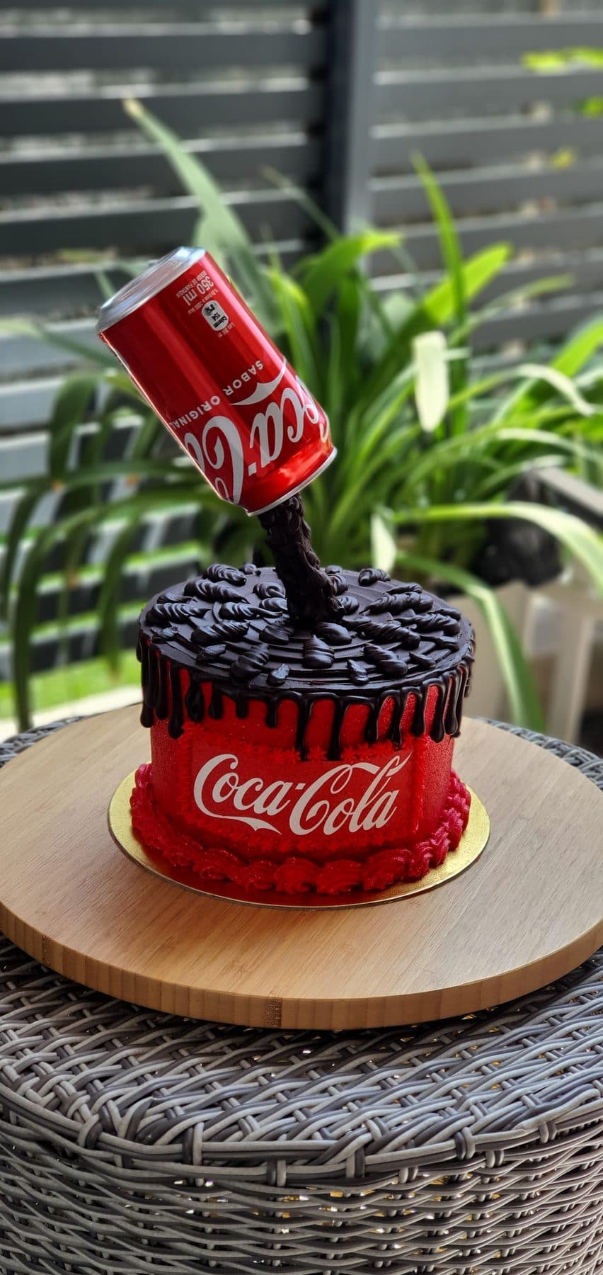 Tarta inspirada en Coca-Cola con logo en fondant