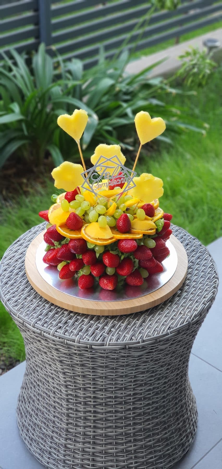 Torre de fruta fresca con fresas, uvas y piña para celebraciones