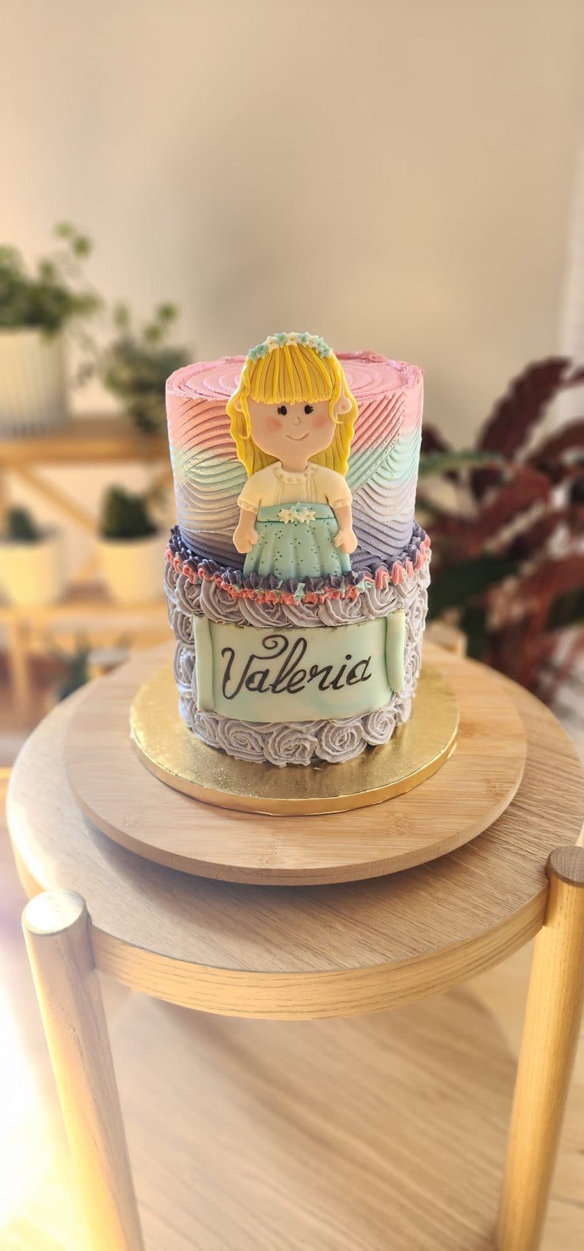 Tarta ombré con figura de muñeca en fondant